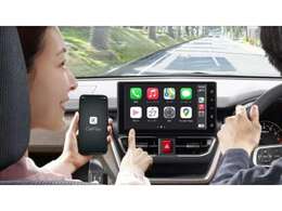 ■40,000円の追加料金にて、7インチナビを9インチディスプレイオーディオへご変更も可■ワイヤレス充電規格 Qiに対応したスマホなどをインパネセンタートレイに置くだけで充電ができる機能も追加されます。