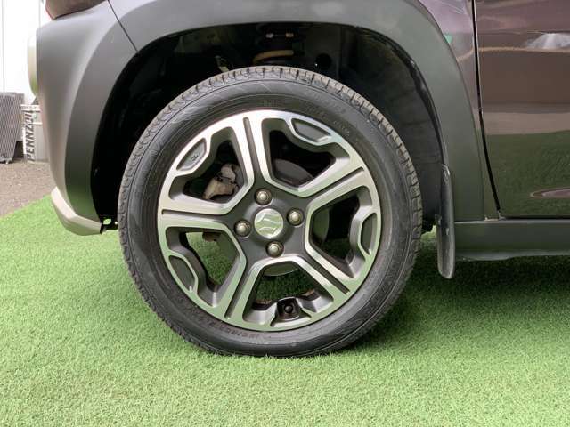 スタイリッシュな【純正アルミホイール】！鉄よりも軽く燃費にも優しいです♪