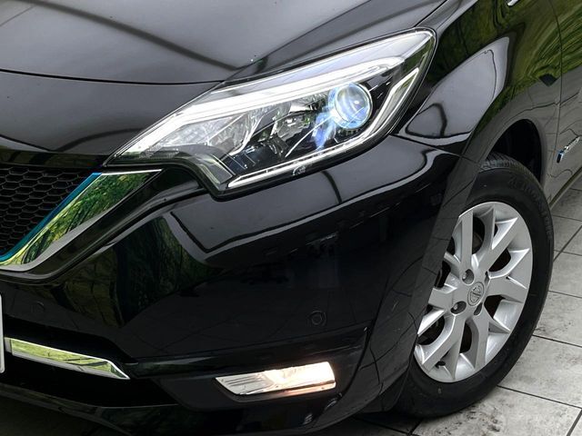 【LEDヘッドライト】悪天候や夜間走行時も良好な視界を確保し安心して運転できる高輝度LEDヘッドライトを装備！点灯速度が早く、消費電力も抑えられています。