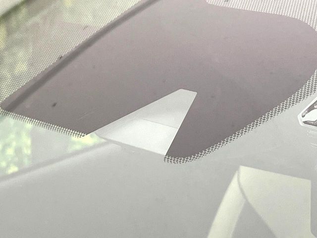 【インテリジェントエマージェンシーブレーキ】フロントカメラで前方の車両や歩行者を検知。衝突しそうな時は衝突被害軽減ブレーキが作動、衝突回避をサポート。より安全にドライブをお楽しみいただけます。