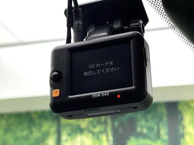 【ドライブレコーダー】安心・安全なカーライフに必須のドライブレコーダーを装備！走行中はもちろん、あおり運転や事故に遭遇した際の状況も映像で記録し、万一のリスクに備えます。