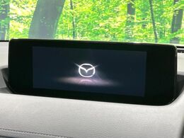 【8.8インチマツダコネクト】車内の雰囲気にマッチした大型のディスプレイ。スマホ接続でのナビ使用やBluetooth再生等、様々な機能が楽しめます。直感的なダイヤル操作が可能で、使い勝手も良好です。