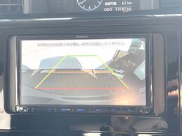 【バックカメラ】駐車時に後方がリアルタイム映像で確認できます。大型商業施設や立体駐車場での駐車時や、夜間のバック時に大活躍！運転スキルに関わらず、今や必須となった装備のひとつです！