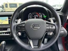 こちらはハンドルの写真です。中古車なので、若干の使用感はありますが、破損、不具合等はありません。ユーザー様から買取した車両を、一台一台チェックして問題のない車両を珪砂しております。ご安心ください。