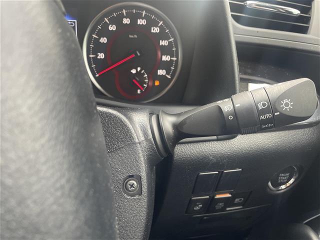 【オートライト（AUTO）】外の明るさをシステムが感知して、自動でヘッドライトが点灯します！ヘッドライトをつけ忘れを防ぐ便利機能です。