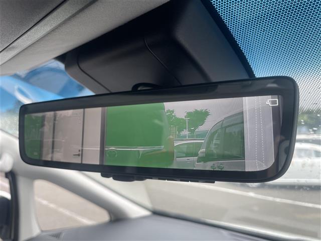 【デジタルルームミラー】車両後方カメラの映像をルームミラーに映すことが出来ます。 そのため、後席に人や荷物があって後方が見えづらい場合でもしっかり視界を確保することが出来ます。