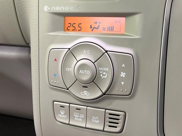 【オートエアコン】一度お好みの温度に設定すれば、車内の温度を検知し風量や温度を自動で調整。暑い…寒い…と何度もスイッチ操作をする必要はありません。快適な車内空間には必須の機能ですね♪