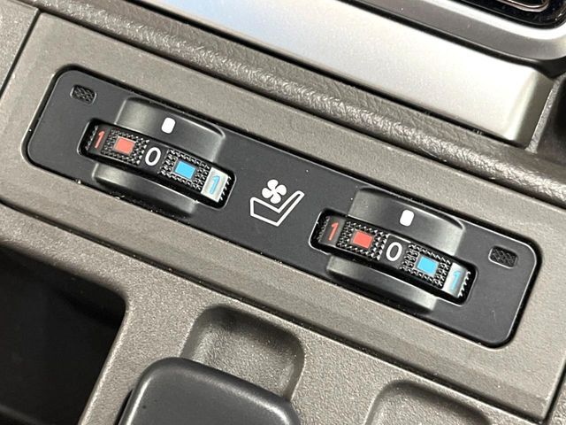 【シートヒーター】寒い日に重宝するシートヒーター！エアコンより早く温まってくれるので寒がりの人も安心ですね♪エアコンの温風は乾燥するから苦手、という方にもをおすすめです。