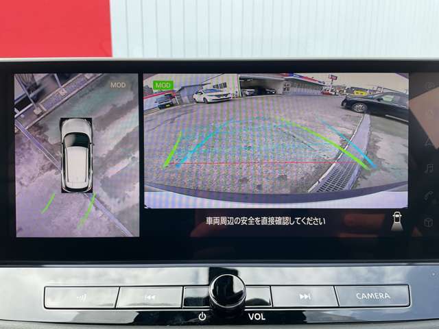 上空から見下ろしているかのような映像をディスプレイに映し出し、スムースな駐車をサポートします。画面は「トップビュー」のほか「サイドブラインドビュー」への切り換えが可能。ますます安心です