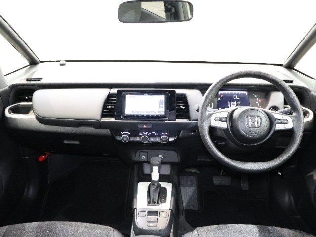 操作性に優れた運転席となります！小物入れや各ボタンの配置にこだわり、使いやすいです！座り心地もよく視認性も良好なのでロングドライブもお任せ下さい！
