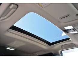 ■メーカーオプションのムーンルーフが装備されておりますので、車内に心地いい開放感を与えてくれます。