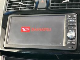 【純正ナビ】人気の純正ナビを装備しております。ナビの使いやすさはもちろん、オーディオ機能も充実！キャンプや旅行はもちろん、通勤や買い物など普段のドライブも楽しくなるはず♪