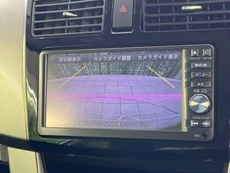 【バックカメラ】駐車時に後方がリアルタイム映像で確認できます。大型商業施設や立体駐車場での駐車時や、夜間のバック時に大活躍！運転スキルに関わらず、今や必須となった装備のひとつです！