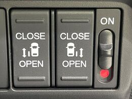 【両側パワースライドドア】スマートキーや運転席のスイッチで後席両側スライドドアの開閉が可能♪電動だから力を入れてドアを開ける必要が無く、小さなお子様でも簡単に開け閉めでき快適です♪