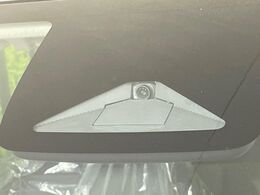 【ホンダセンシング】走行中に前方の車両等を認識し、衝突しそうな時は警報とブレーキで衝突回避と被害軽減をアシスト。より安全にドライブをお楽しみいただけます。