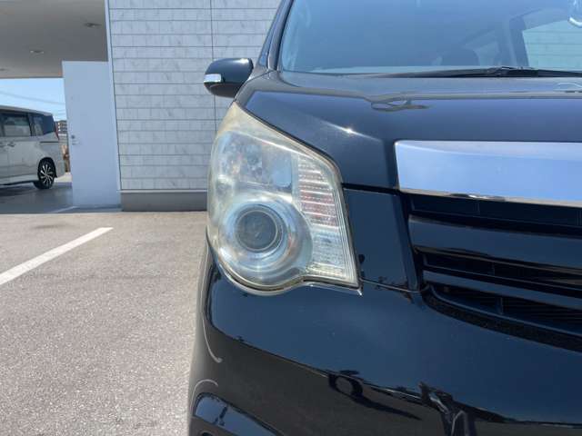 【　オートLEDヘッドライト　】オートライト機能で消し忘れなし。ハロゲンヘッドランプより明るく遠くを照射。視認性、スタイリッシュな白色光が魅力です。