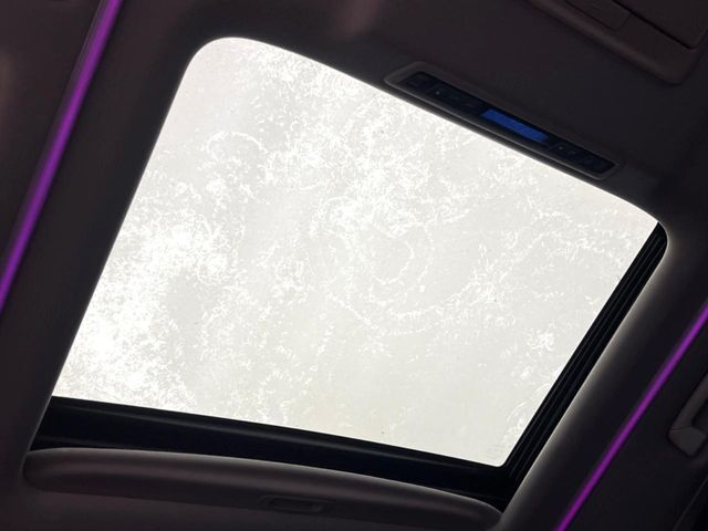 【サンルーフ】開放感たっぷりの希少装備、サンルーフが装着されています！車内に明かりを取り入れたり景色を楽しむ以外にも、車内の空気も簡単に換気できて快適です！