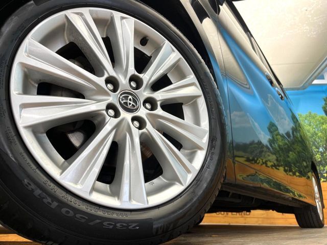 【純正18インチアルミホイール】外観にマッチした純正アルミホイールを装着しております。各種社外アルミホイールや、スタッドレスタイヤも取扱いしております。是非ご相談ください♪