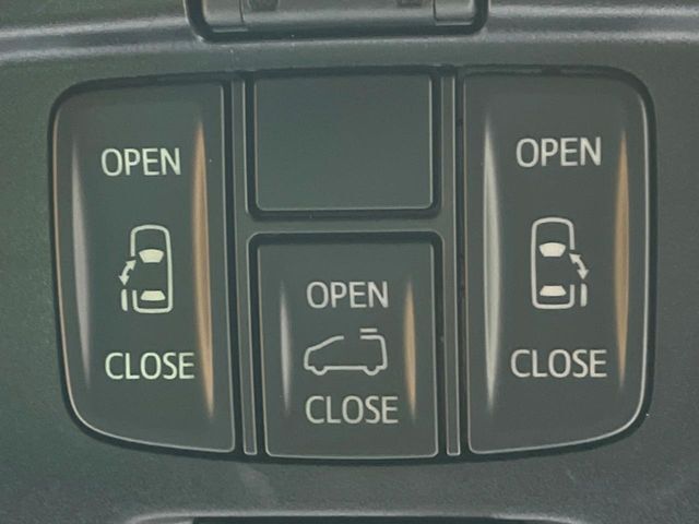 【両側パワースライドドア】スマートキーや運転席のスイッチで後席両側スライドドアの開閉が可能♪電動だから力を入れてドアを開ける必要が無く、小さなお子様でも簡単に開け閉めでき快適です♪