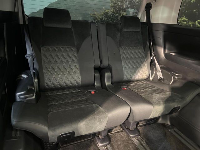 3列目シートはもちろん状態良好☆大人でもゆったりと座って頂けますので、大人数でのお出かけもラクラクです♪ご家族で、気の知れた仲間で、ドライブに行くのが楽しみですね♪