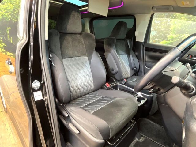 運転席シート廻りは使用感も少なく、良好な状態となっています。丁寧に使われていたことがよくわかりますね。