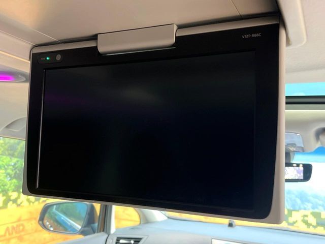 【フリップダウンモニター】大画面モニターで後席でもエンタメをお楽しみいただけます。小さなお子様にも大人気の装備です♪