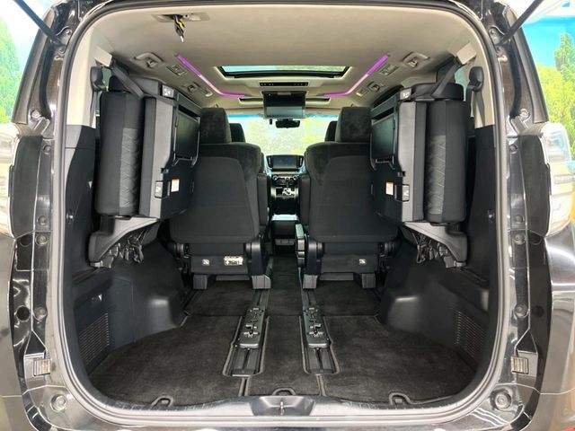 後席を格納すると、これだけの広さが！シーンに合わせたシートアレンジで、大きな荷物も積むことが出来ます♪