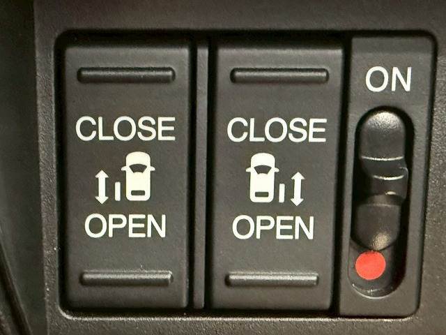 今やミニバンの定番装備となりつつある【両側電動スライドドア】運転席よりボタンひとつで開閉可能なスライドドアです。雨の日のお迎えなどに役立ちますね。