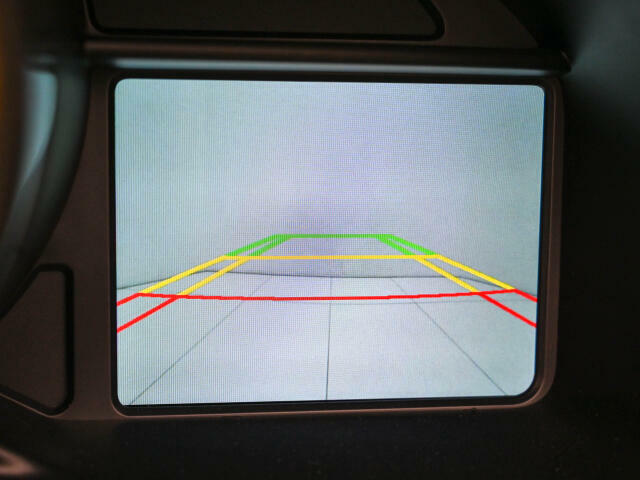 純正バックカメラを装備しています。輪止めがある駐車場などでも安心して後退ができます。また、パーキングセンサーも装備しておりますので、駐車時における見えない障害物も音で知らせてくれます。