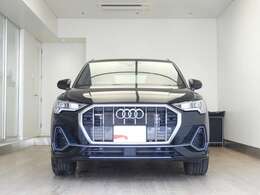 ☆Audiの新しいデザイン言語である存在感のある八角形のシングルフレームグリルはAudiのQモデルらしいスポーティな印象を際立たせています☆