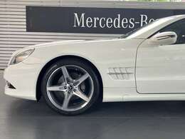 メルセデス・ベンツ中野 ALL TIME STARSはショールーム内でメルセデスベンツを代表する数々の名車グラフィックを設置しお客様に【ALL TIME STARS】の世界観を心ゆくまでお楽しみいただける空間を目指しております！