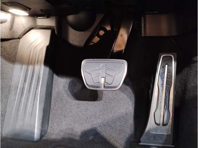 【ペダル】BMWはオルガン式アクセルペダルを採用しています。踏み込む足とペダルが同じ軌跡を描くため、かかとがずれにくく、アクセルコントロールがよりしやすくなるメリットがあります。