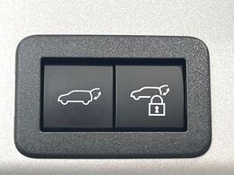 【パワーバックドア】スマートキーや運転席のボタンを押すだけでリアゲートが自動で開閉します！荷物を持っている時や、高い位置にあるバックドアを閉める際に便利な機能です♪