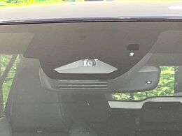 【トヨタセーフティセンス】走行中に前方の車両等を認識し、衝突しそうな時は警報とブレーキで衝突回避と被害軽減をアシスト。より安全にドライブをお楽しみいただけます。