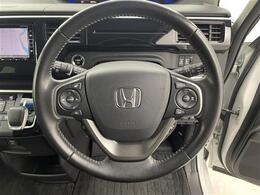 【ステアリング】軽い力で扱いやすいハンドルです。目立つ傷やスレなどなく綺麗な状態です！除菌プランいれていただくとさらに快適に！清潔なお車はお子様にも安心ですね！