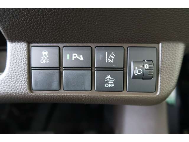 車線はみ出し時にも警告音で運転者にお知らせする機能も付いてます！