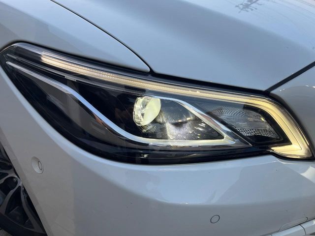 【LEDヘッドライト】悪天候や夜間走行時も良好な視界を確保し安心して運転できる高輝度LEDヘッドライトを装備！点灯速度が早く、消費電力も抑えられています。