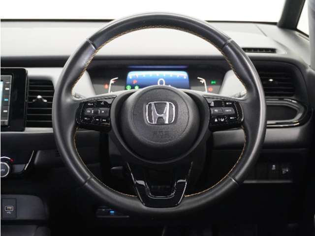 【Honda SENSING】 カメラ等装置で精度の高い検知能力を発揮、安全運転を支援します。ステアリング上のコントローラーに注目！