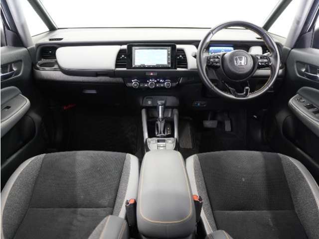 視界広々で運転しやすくロングドライブでも疲れを感じさせないすっきりとまとまったインパネ周りです。