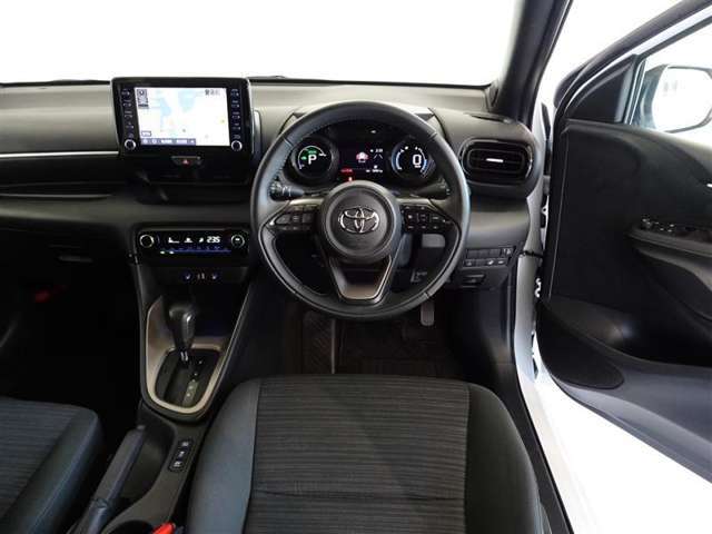 革巻きステアリングで快適な操作性の運転席です。