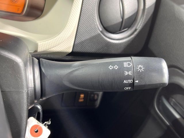 【オートライト】周りの明るさに応じて自動でヘッドライトの点灯・消灯ができる機能です！ライトの付け忘れ・消し忘れなどが無くなり、雨の日や夕方の走行も安心！トンネル通過時も便利ですね♪
