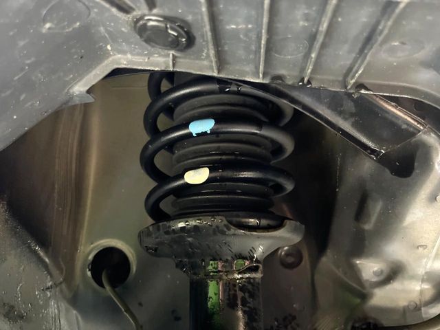 お車を安心してお乗りいただく為には、足回りの定期点検が欠かせません。サービスサポート（有償保証）では無料点検もご提供しており、安心のカーライフをお過ごしいただけるサポート体制が整っています。