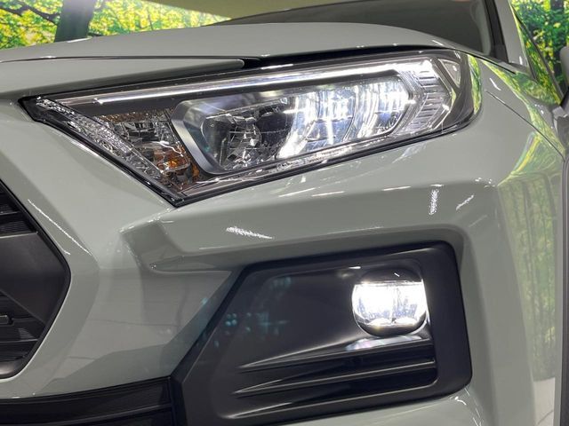 【LEDヘッドライト】悪天候や夜間走行時も良好な視界を確保し安心して運転できる高輝度LEDヘッドライトを装備！点灯速度が早く、消費電力も抑えられています。