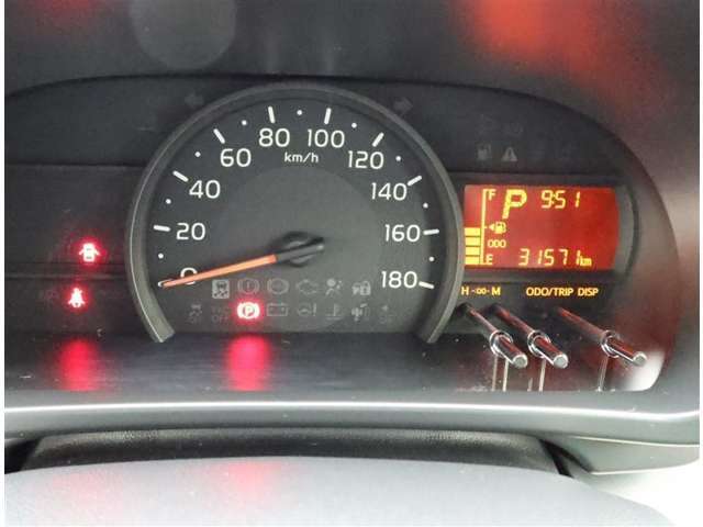 入庫時の走行距離です。店舗間等の移動により距離が増えている事もございますので、ご了承下さいませ。また、売約済みの場合もございますので、ご検討の際は、事前にお電話にて在庫状況をお確かめ下さいませ。