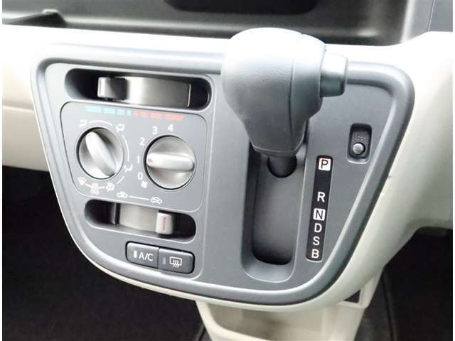 こちらのシフトは、車両にマッチしたデザインになっています！握りやすく、操作し易い配置になっていますので、いつも触れるシフトだからこそ、大切ですね！