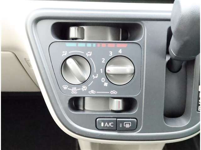 シンプルで使いやすいマニュアルエアコンが付いていますので、調節は自分好みに出来ます！