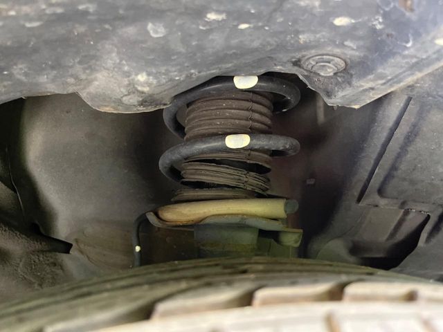お車を安心してお乗りいただく為には、足回りの定期点検が欠かせません。サービスサポート（有償保証）では無料点検もご提供しており、安心のカーライフをお過ごしいただけるサポート体制が整っています。