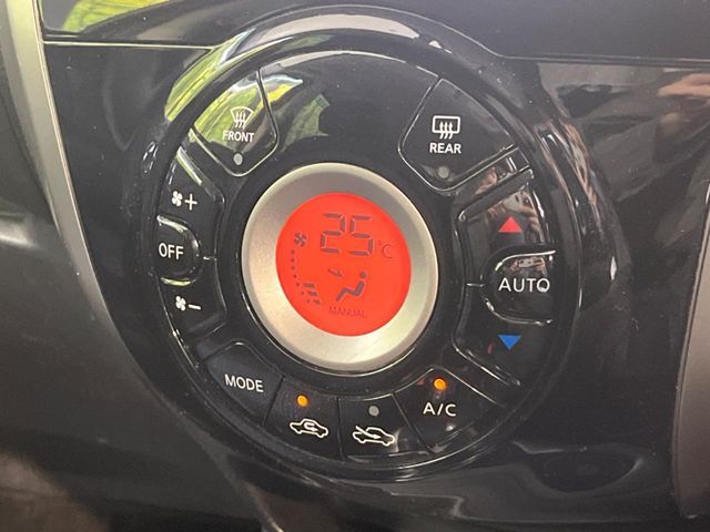 【オートエアコン】一度お好みの温度に設定すれば、車内の温度を検知し風量や温度を自動で調整。暑い…寒い…と何度もスイッチ操作をする必要はありません。快適な車内空間には必須の機能ですね♪