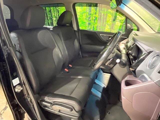 運転席シート廻りは使用感も少なく、良好な状態となっています。丁寧に使われていたことがよくわかりますね。