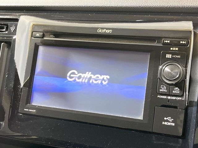 【純正ナビ】人気の純正ナビを装備しております。ナビの使いやすさはもちろん、オーディオ機能も充実！キャンプや旅行はもちろん、通勤や買い物など普段のドライブも楽しくなるはず♪